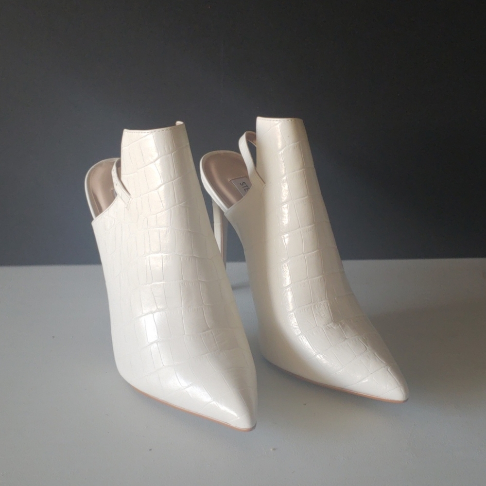 Steve Madden White heels / booties